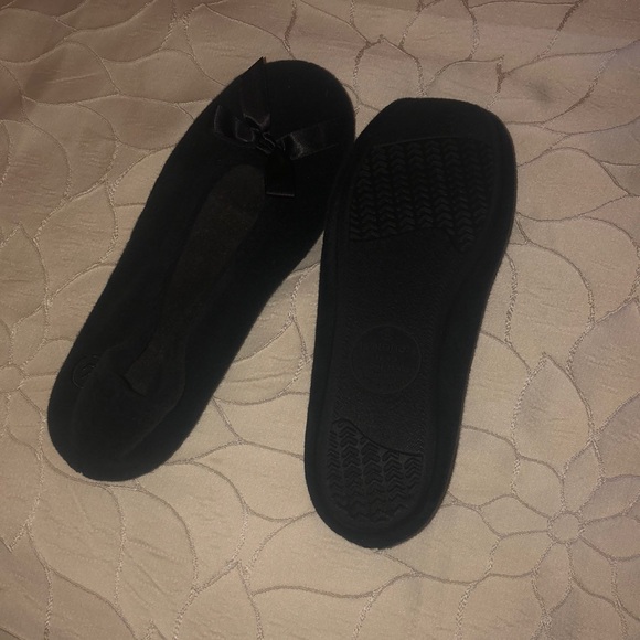 **3/$15** EUC Isotoner slippers